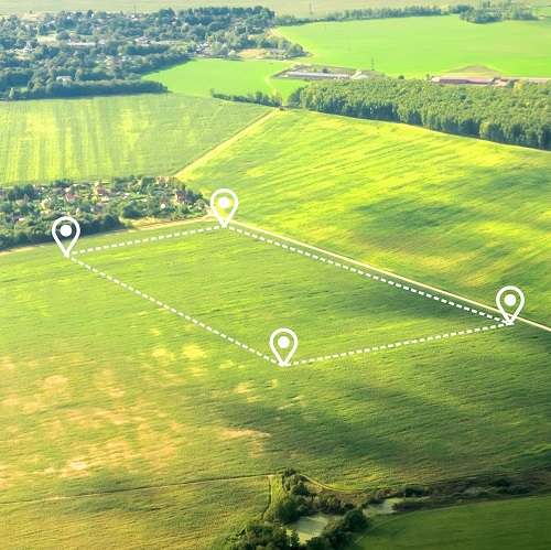 Aerial view of green field, position point and boundary line to show location and area. A tract of land for owned, sale, development, rent, buy or investment.