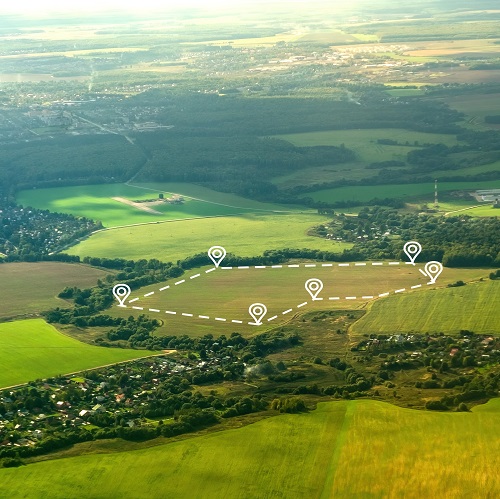 Aerial view of green field, position point and boundary line to show location and area. A tract of land for owned, sale, development, rent, buy or investment.